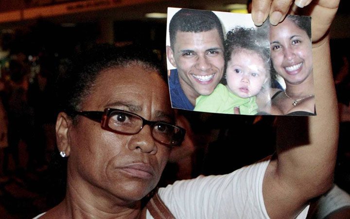 Maria de Fátima, mãe do dançarino DG, exibe foto do filho assasinado por PMs da UPP (Marcelo Piu/Agência O Globo)