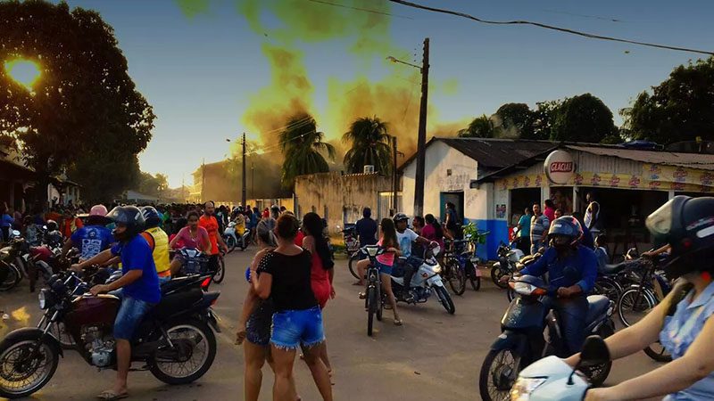 Rebelião popular em Humaitá destrói prédios do velho Estado, 27/10. Crise atiça resposta das massas