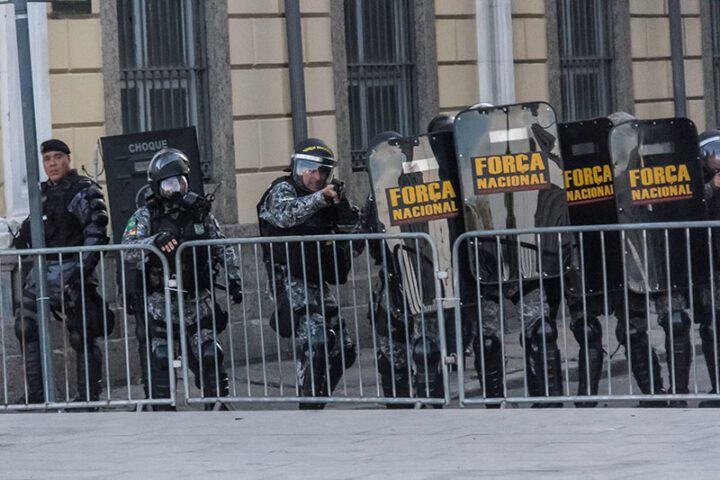 Tropa da Força Nacional atacou o protesto para defender bandidos da Alerj, 17/11 (Foto: Ellan Lustosa/AND)