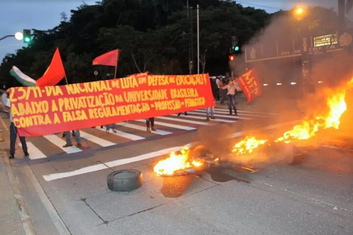 Estudantes erguem barricada na manifestação em BH (Foto: Eduardo Magrão/AND)
