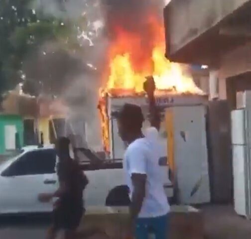 Moradores do Complexo da Penha (RJ) incendeiam base da PM após assassinato de estudante. Foto: Reprodução