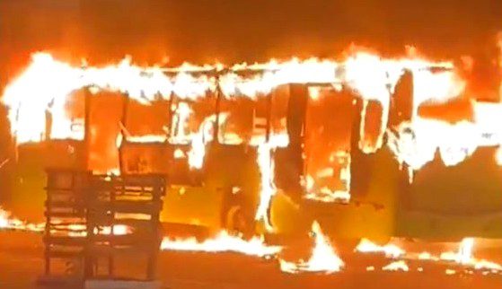 Povo incendeia ônibus em Teresina após assassinato de trabalhadores pela polícia. Foto: Reprodução