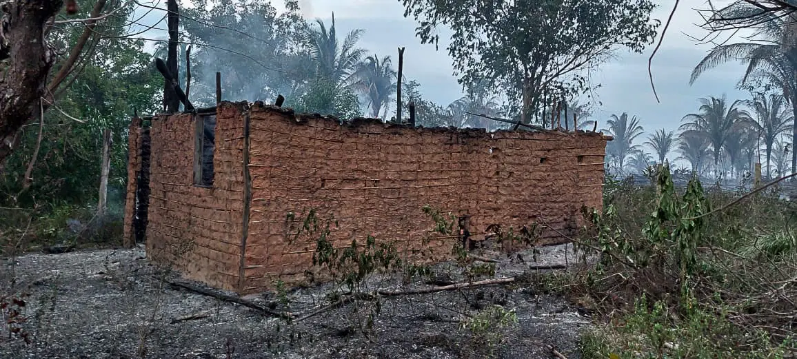 Casa queimada após ataque contra comunidade quilombola no ano passado. Foto: Reprodução