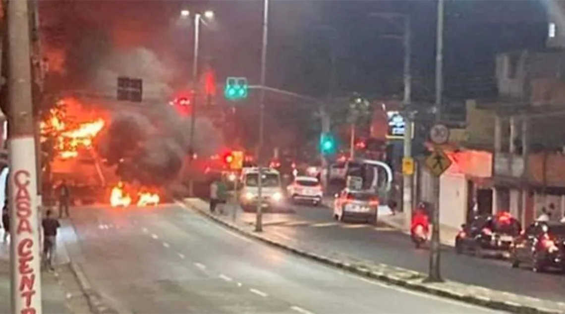 Ônibus é incendiado em Guarulhos em protesto a assassinato de morador pela polícia. Foto: Reprodução