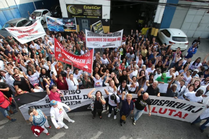 Profissionais da enfermagem bloqueiam pista da Avenida Brasil em manifestação exigindo o piso. Foto: Cléber Mendes/ Agência O Dia