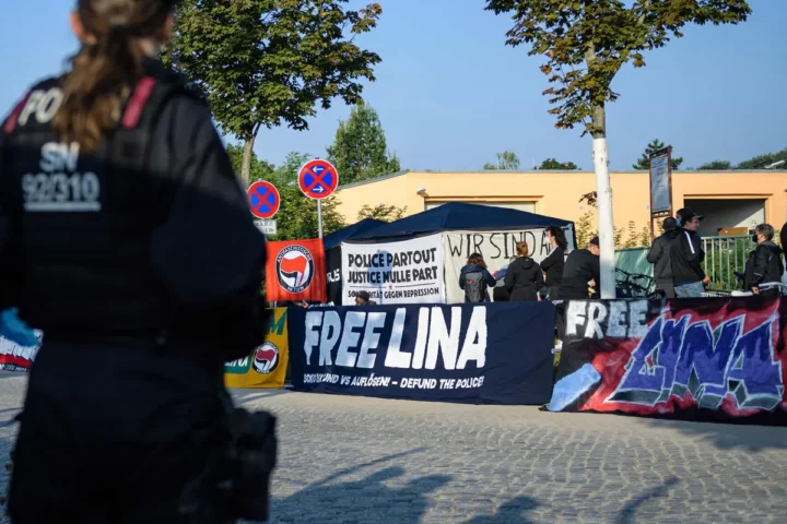 Manifestantes antifascistas fora do tribunal em Dresden, Alemanha, com cartazes escritos “Liberdade para Lina”. Foto: Jens Schlueter/Agence France-Presse