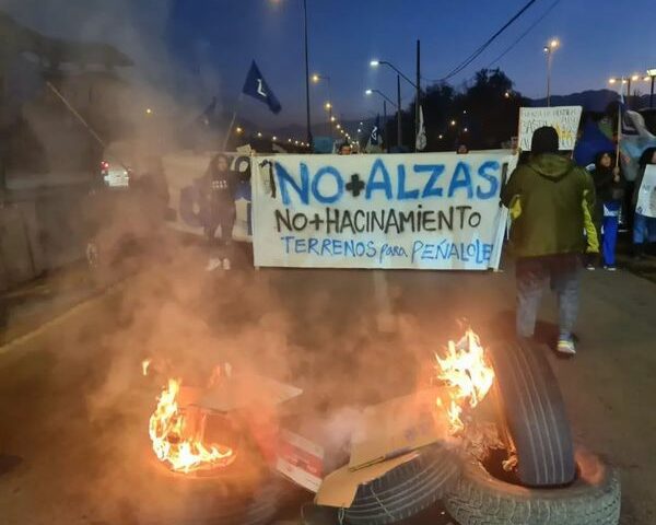 Rodovia bloqueada por protesto contra a "lei anti-ocupação" e a carestia de vida. Foto: El Pueblo