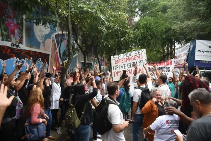 Manifestação da enfermagem no Rio de Janeiro (RJ) exige o piso salarial e rechaça privatizações. Foto: Mayara Alves/ Sindsprev