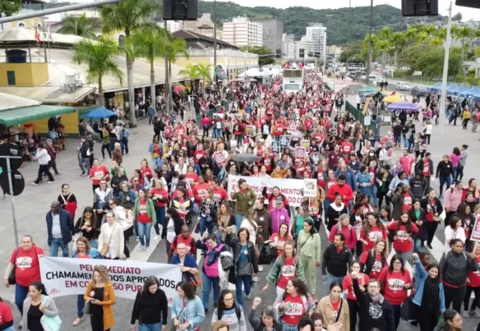 Servidores realizam protesto em meio à greve em Florianópolis (SC). Foto: Sintrasem/Divulgação/CSC