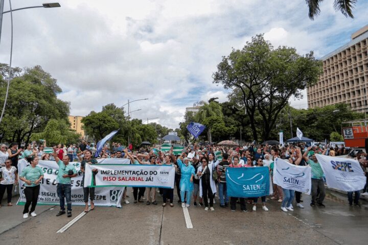 Protesto dos enfermeiros em frente ao Hospital da Restauração. Foto: Alexandre Aroeira / Folha de Pernambuco