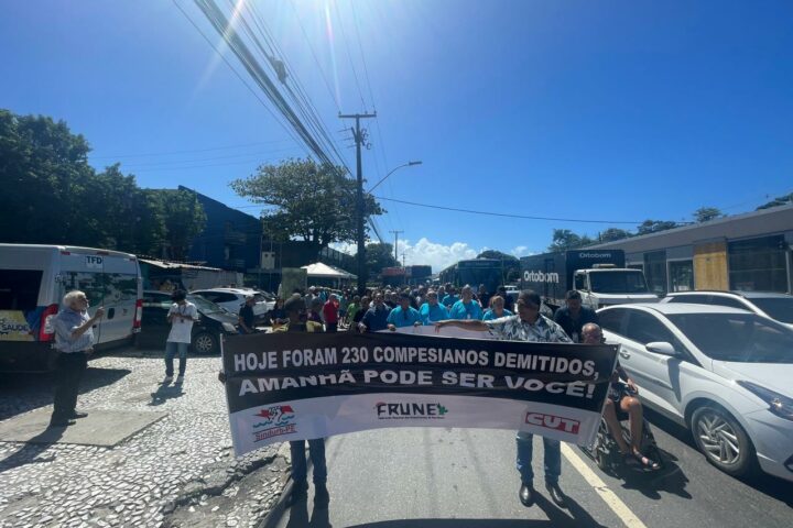 Manifestação dos trabalhadores da Compesa contra demissões em massa. Foto: Rômulo Chico