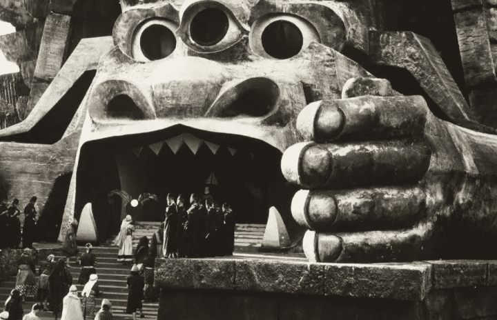 Representação do templo de Moloch, divindade que recebia sacrifícios de crianças no filme mudo italiano Cabiria (1914). Foto: Reprodução