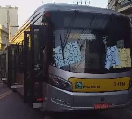 Rodoviários de SP bloqueiam avenida da capital com ônibus exigindo aumento salarial. Foto: Reprodução/ Diário do Transporte