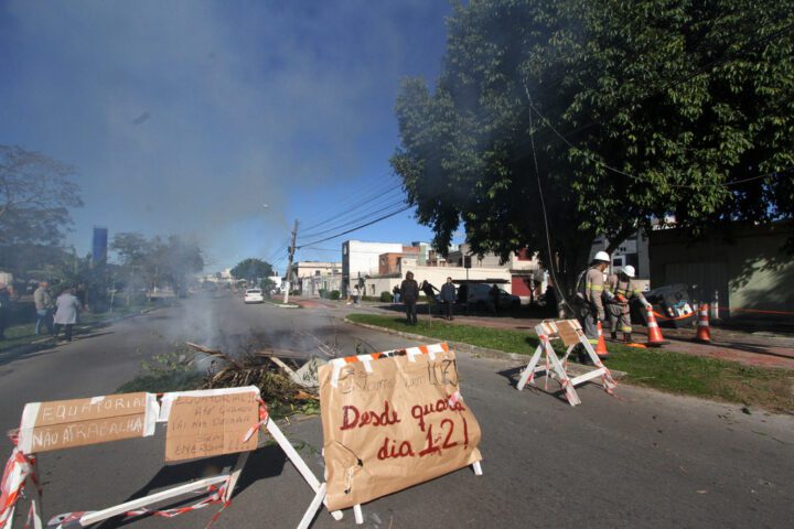 Moradores de Pelotas realizam bloqueio exigindo religamento da energia elétrica após ciclone. Foto: Jô Folha/DP