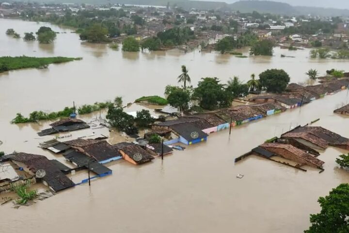 Casas tomadas pela enchente no AL. Foto: CBMAL