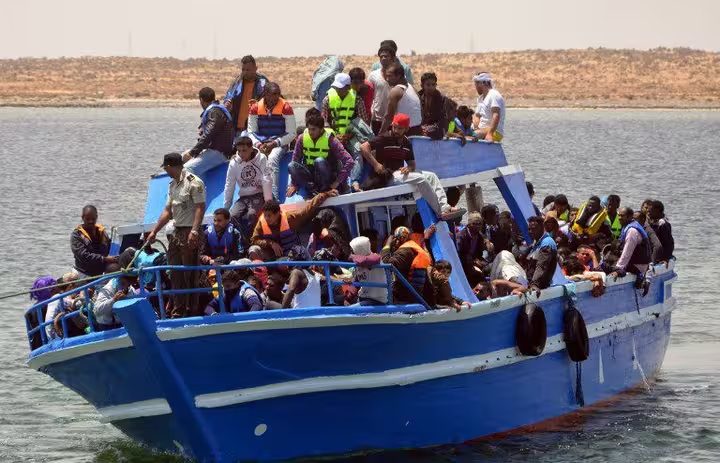 Imigrantes desembarcam na Tunísia. Foto: Fethi Nasri/AFP