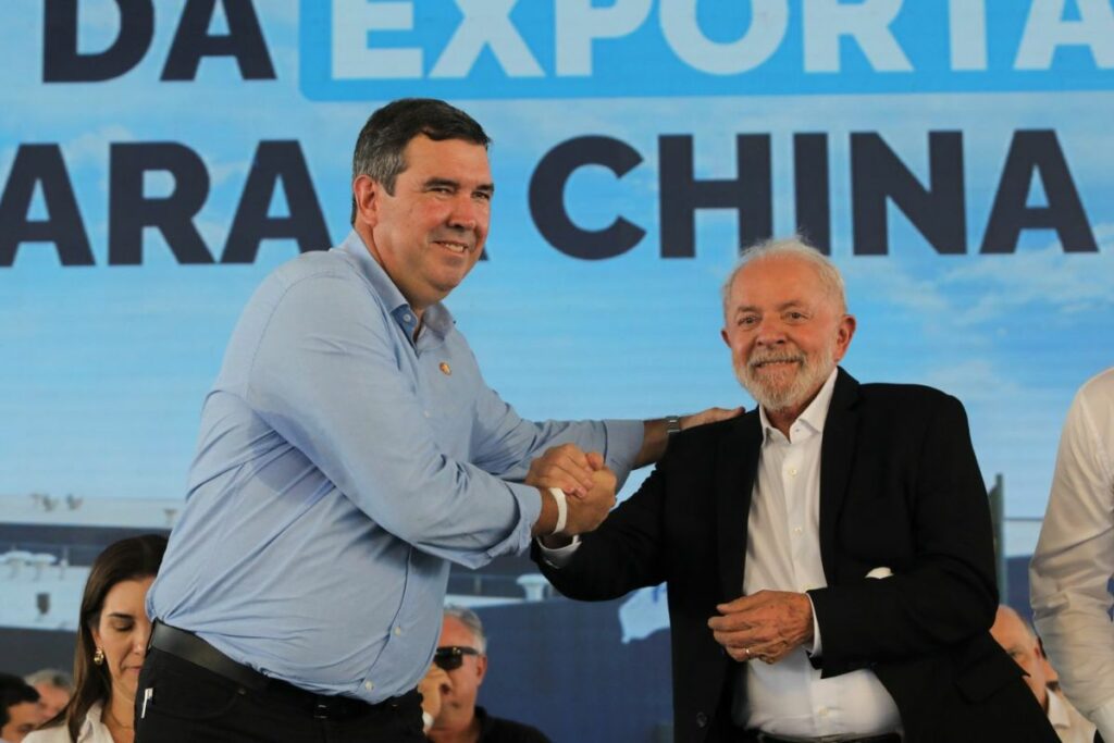 Luiz Inácio posou ao lado de governador latifundista, Eduardo Riedel. Foto: Saul Schramm/Governo de MS