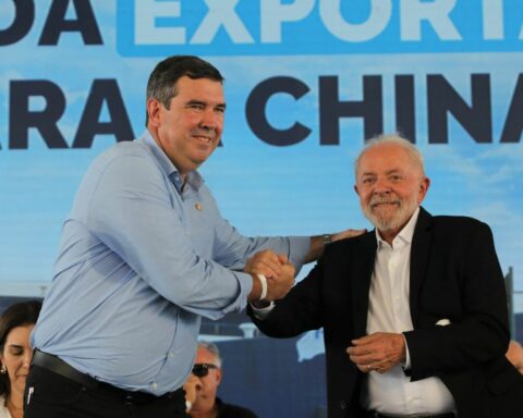 Luiz Inácio posou ao lado de governador latifundista, Eduardo Riedel. Foto: Saul Schramm/Governo de MS
