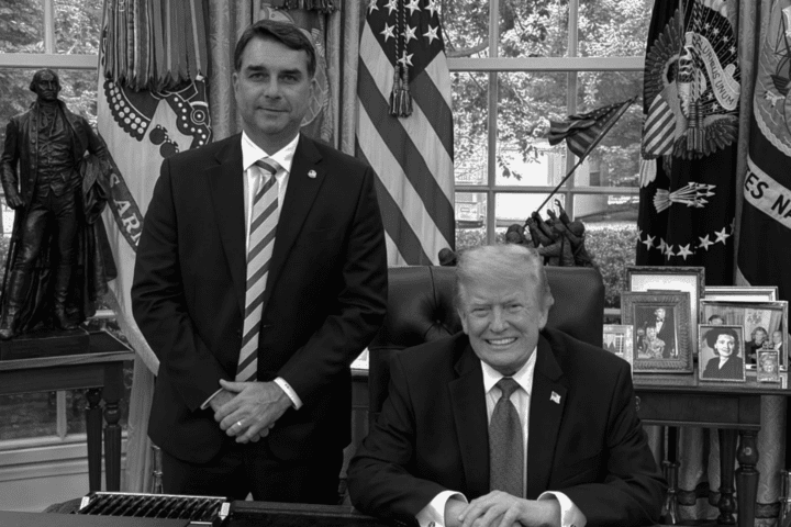 Flávio Bolsonaro em encontro com o canibal Donald Trump na Casa Branca, em 26 de maio de 2026. (Foto: Reprodução/X/Eduardo Bolsonaro)