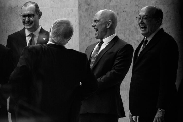 Escárnio: ministros Cristiano Zanin, Alexandre de Moraes, Gilmar Mendes e Edson Fachin (de costas) riem durante sessão do STF, em meio à crise sem precedentes de legitimidade das velhas instituições. (Foto: Brenno Carvalho/O Globo)