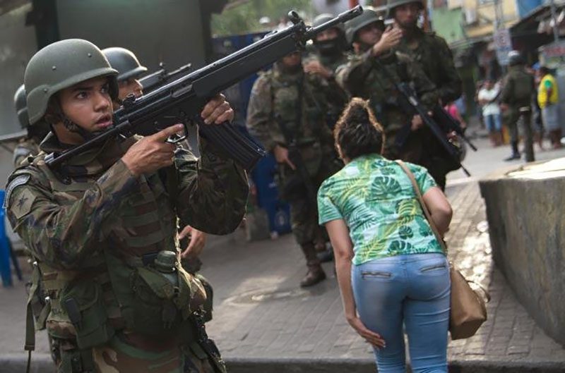 Militares em operação na favela da Rocinha, RJ, 2018 (foto: Mauro Pimentel)