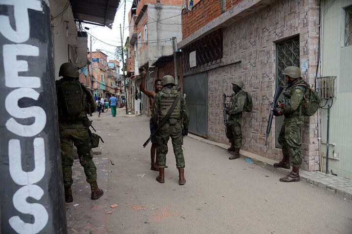 Soldados patrulham favela no Rio, 2018. Intervenção fracassou e aumentou o número de chacinas no Rio