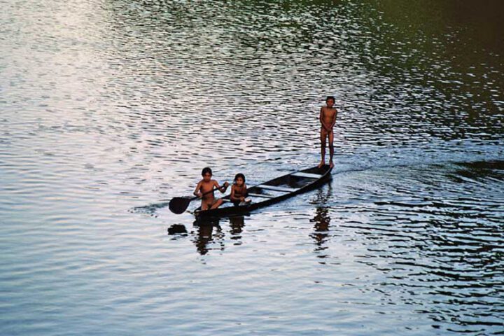 Cacique denuncia política antipovo da Funai; na foto, crianças Arara no rio Guariba (foto: Gilton Mendes)