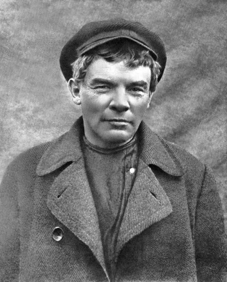 Lenin retratado disfarçado, na clandestinidade, em meados de 1905.