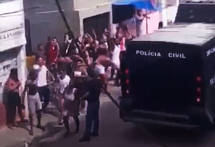 RJ: Moradores da Maré enfrentam Bope com paus e pedras; operações no ...